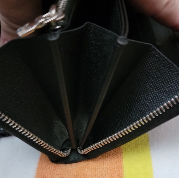 Louis Vuitton Black Epi Zippy Wallet and LV key holder Combo. CA0171 - Picture 7 of 16